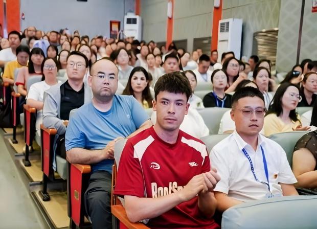第四届全区中小学青年教师教学竞赛圆满结束