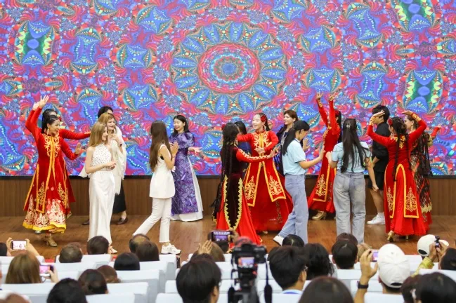 2025年“邂逅上合·大美新疆”上合组织国家青少年践学活动在新疆开营