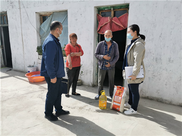 新疆维吾尔自治区教育厅驻村工作队把温暖送到村民心坎上