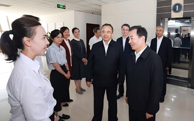 陈小江艾尔肯·吐尼亚孜调研全区教育工作并看望慰问各族教师